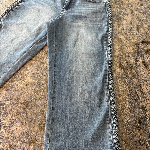 Judy Blue Forgetting You Cropped Blue Jeans with Braided side Detail 16 W - Picture 14 of 15